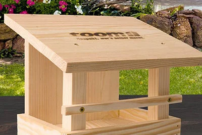 Einfaches Vogelhaus aus Holz